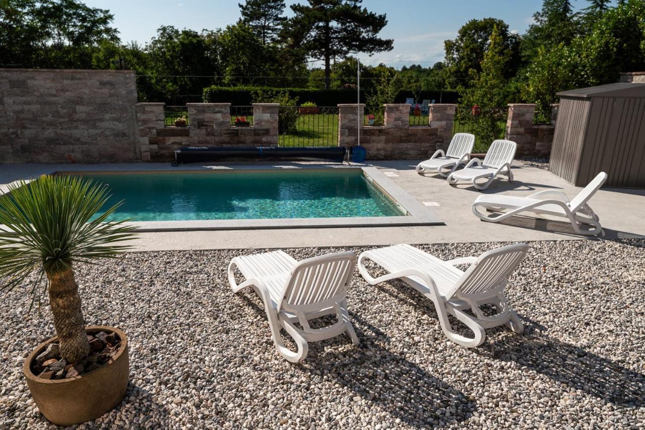 Apartments Kras 24 With Pool Sezana Bagian luar foto