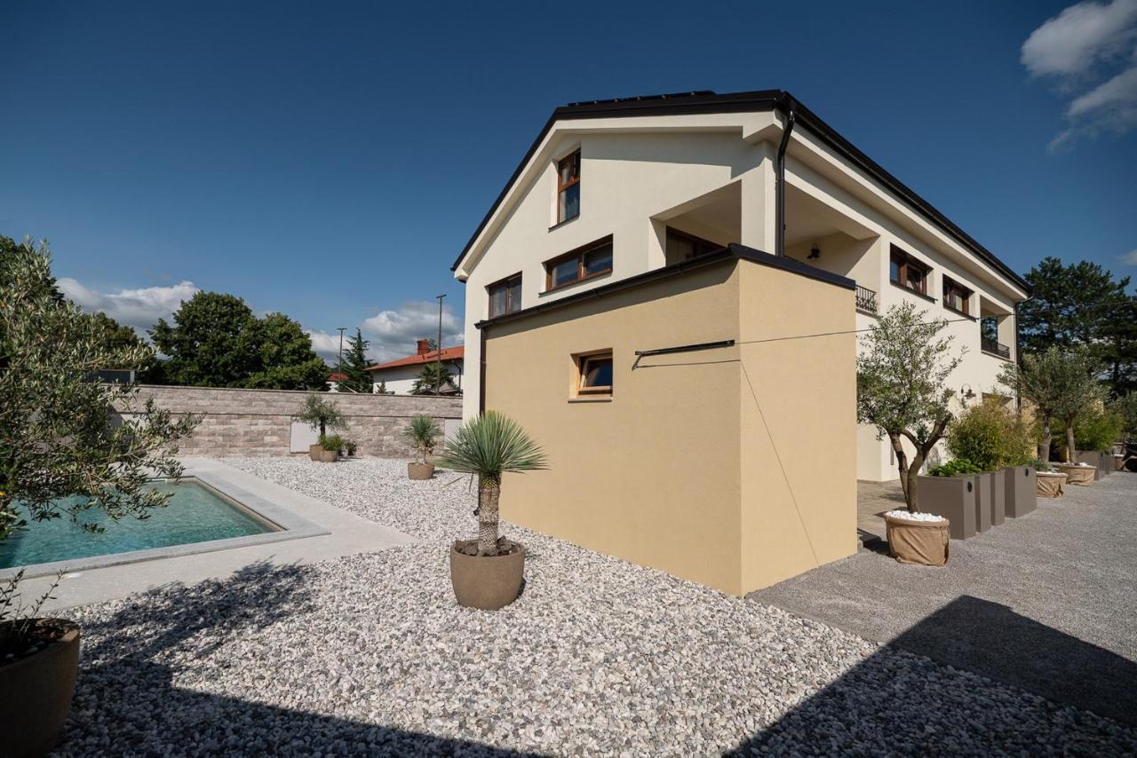 Apartments Kras 24 With Pool Sezana Bagian luar foto